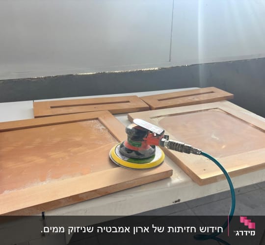 כלי עבודה ומסגרות עץ על שולחן עבודה בנגריה